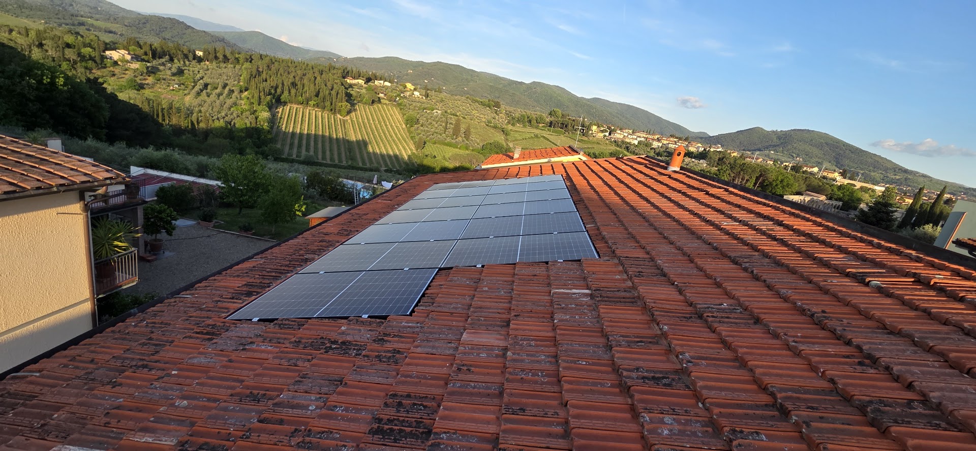 Impianto fotovoltaico da 19,5 kWp su un’abitazione nel Chianti, in parte integrato nel tetto, realizzato da Green Terrae