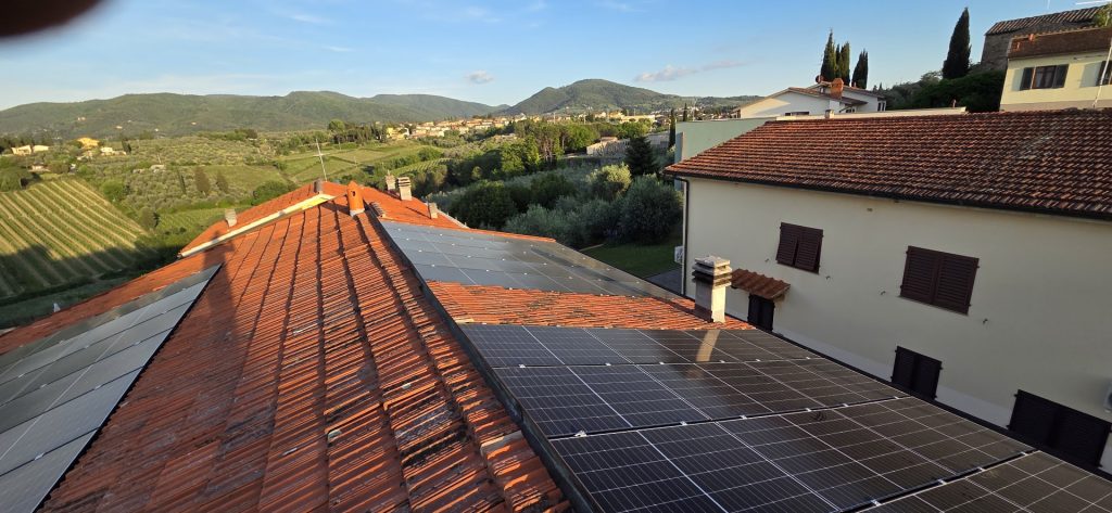 Impianto fotovoltaico da 19,5 kWp su un’abitazione nel Chianti, in parte integrato nel tetto, realizzato da Green Terrae