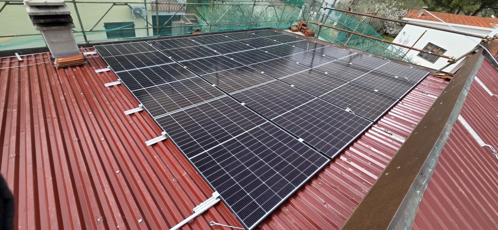 Impianto fotovoltaico da 19,5 kWp su un’abitazione nel Chianti, in parte integrato nel tetto, realizzato da Green Terrae