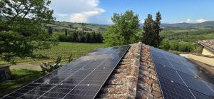 Impianto fotovoltaico da 26 kWp sul tetto in coppi di un agriturismo nel Chianti, realizzato da Green Terrae