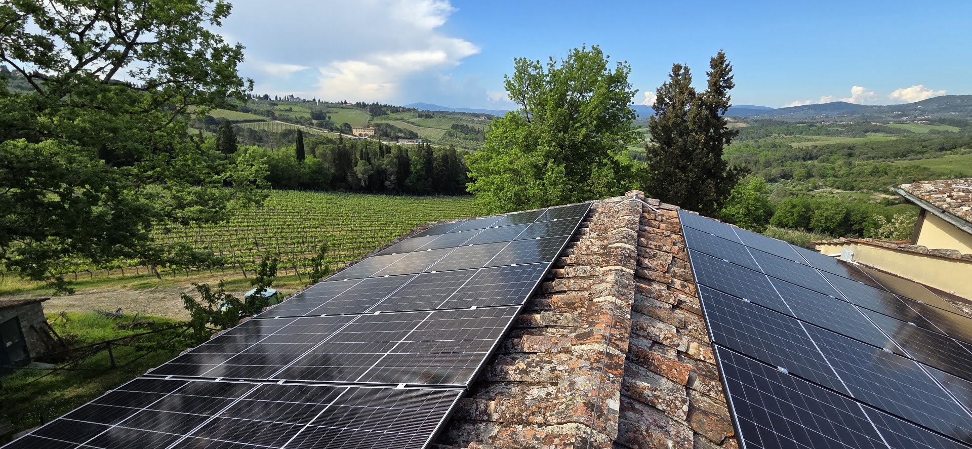 Impianto fotovoltaico da 26 kWp sul tetto in coppi di un agriturismo nel Chianti, realizzato da Green Terrae