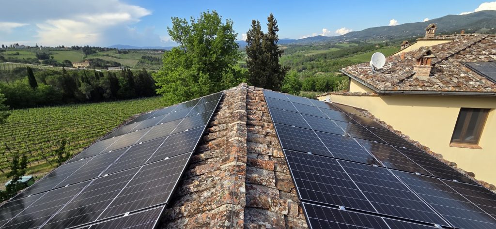 Impianto fotovoltaico da 26 kWp sul tetto in coppi di un agriturismo nel Chianti, realizzato da Green Terrae