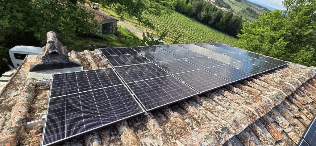 Impianto fotovoltaico da 26 kWp sul tetto in coppi di un agriturismo nel Chianti, realizzato da Green Terrae