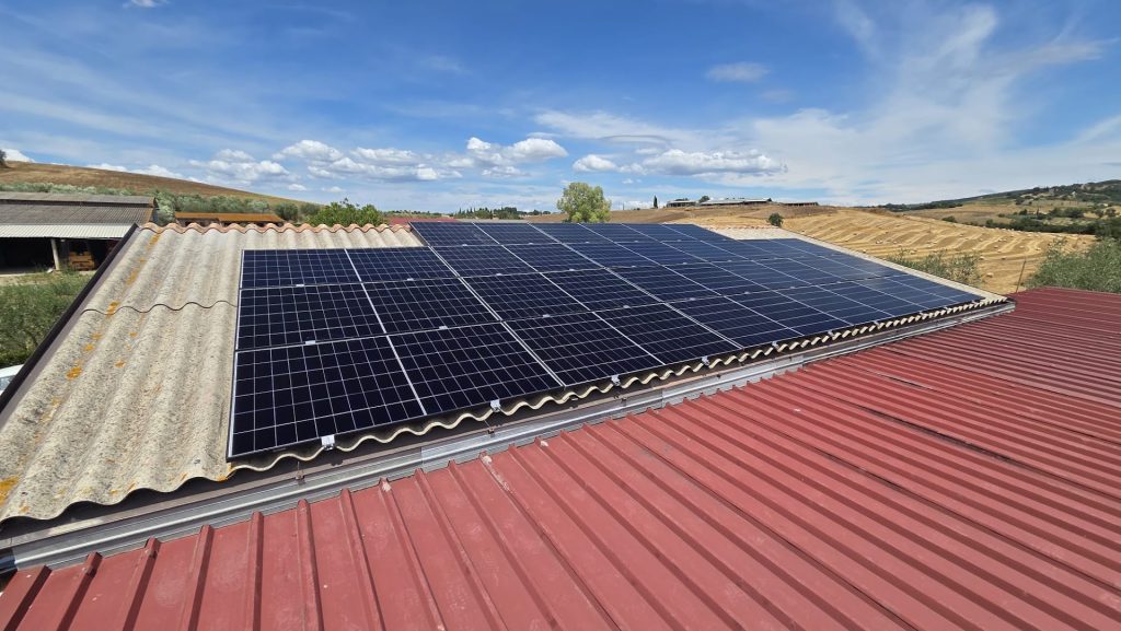 Impianto fotovoltaico da 10 kWp sul capannone di un’autocarrozzeria in Toscana, realizzato da Green Terrae