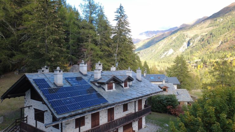 Impianto fotovoltaico su baita in lose nel contesto della valle, Green Terrae
