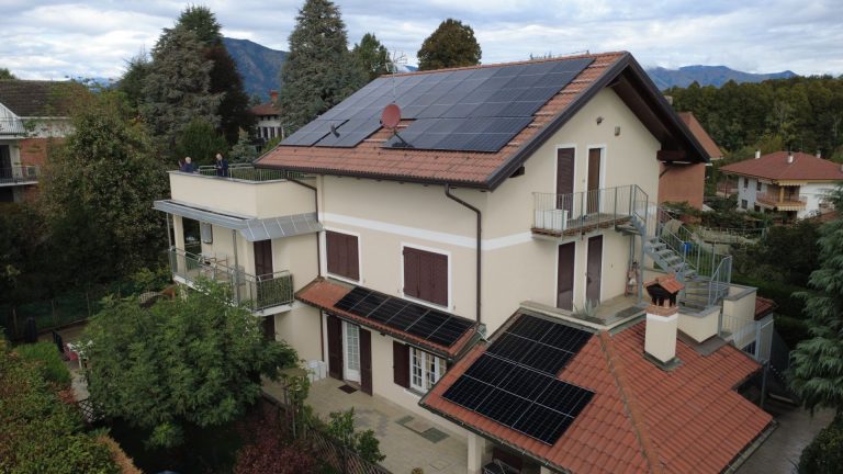 Impianto fotovoltaico su villa con tetto in coppi e tettoia realizzato da Green Terrae